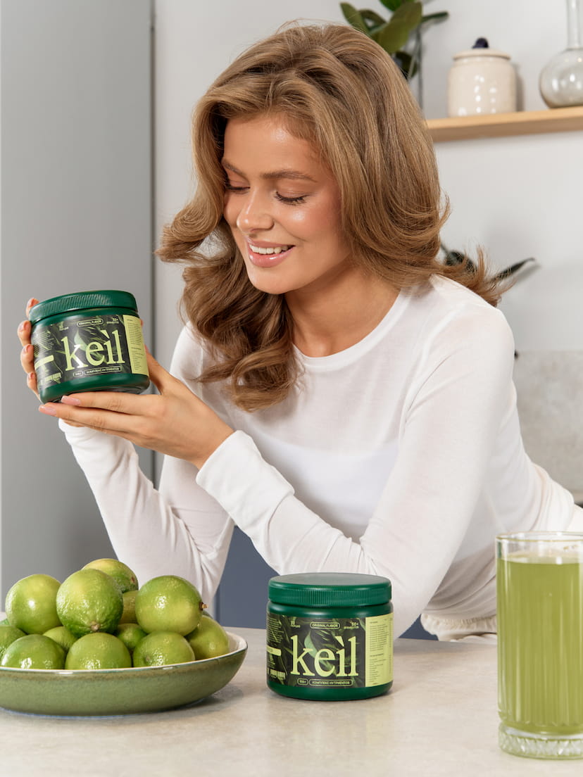 Девушка пьет полезный напиток Keil